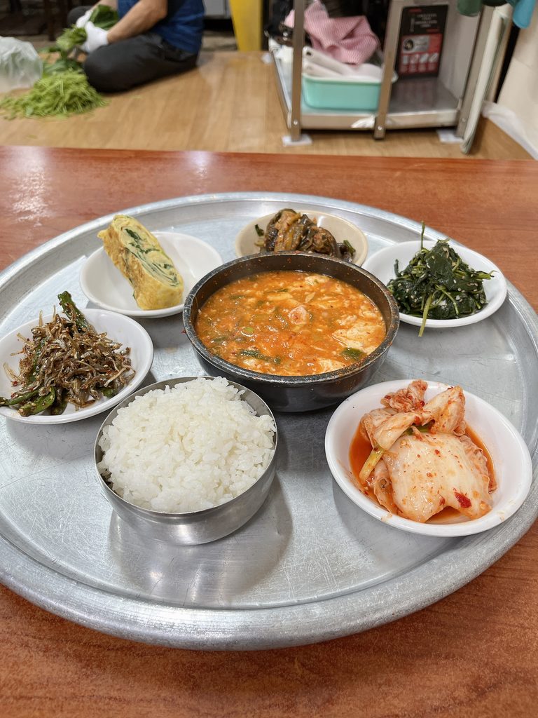 広蔵市場スンウネ食堂｜銀色の丸いお盆にいっぱいのスンドゥブチゲ定食です