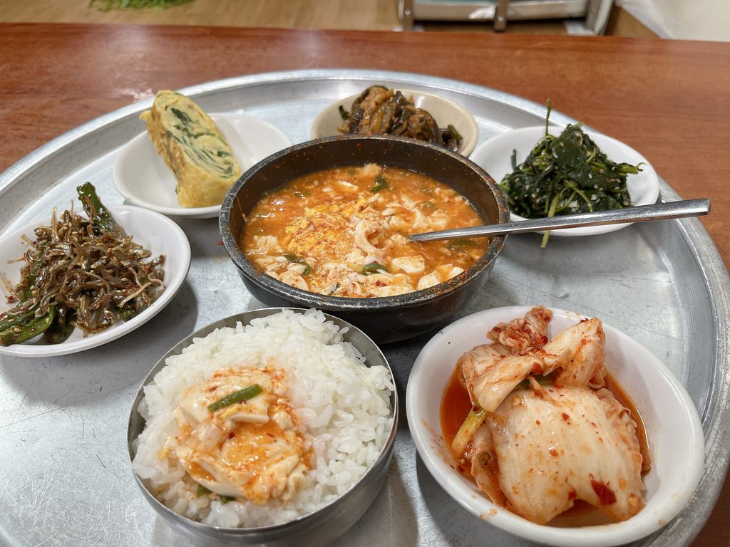 広蔵市場スンウネ食堂｜ご飯の上にのせてスンドゥブチゲを一緒にいただくと、マイルドになりますよ