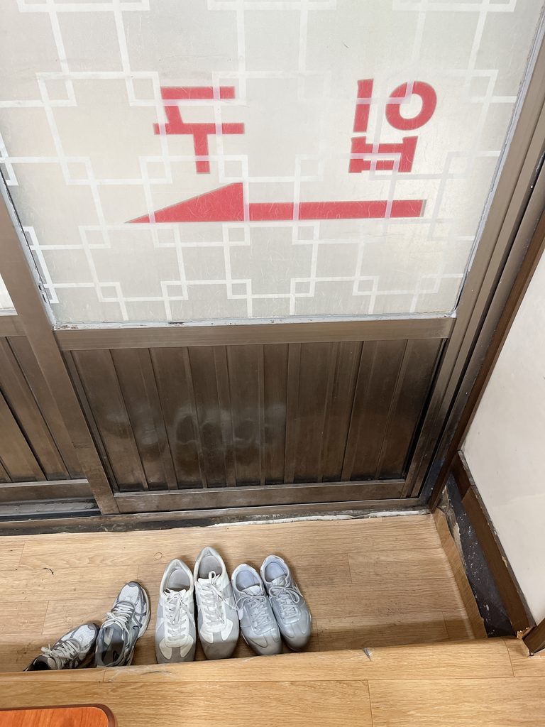 広蔵市場スンウネ食堂 ｜入口入ってすぐ玄関になっていますので、ここで靴を脱いで入ってくださいね