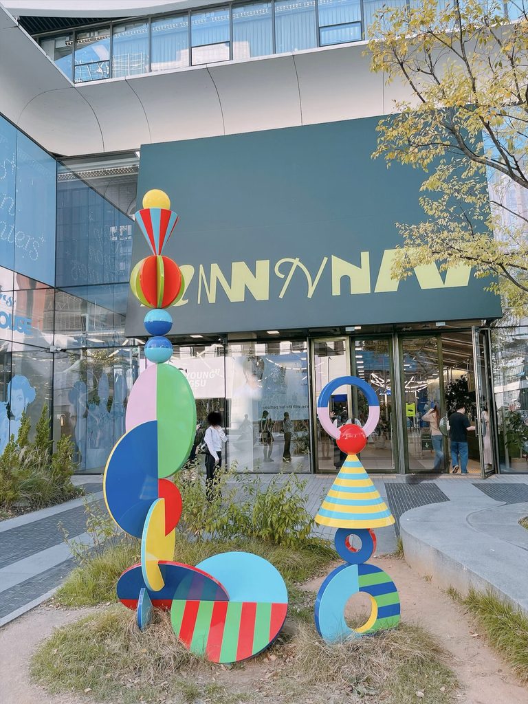 オリーブヤングアンパンマンコラボ｜圧倒的な大きさと存在感があるフラッグシップ店舗「N聖水」の外観です