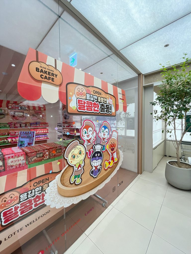 オリーブヤングアンパンマンコラボ｜ベーカリー風の可愛いアンパンマンお菓子特設コーナーです