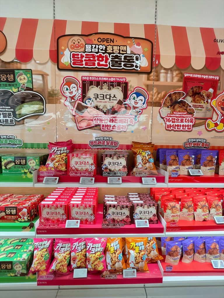 オリーブヤングアンパンマンコラボ｜ククダスやクロワッサンチップなどコラボお菓子がずらりと並んでいます