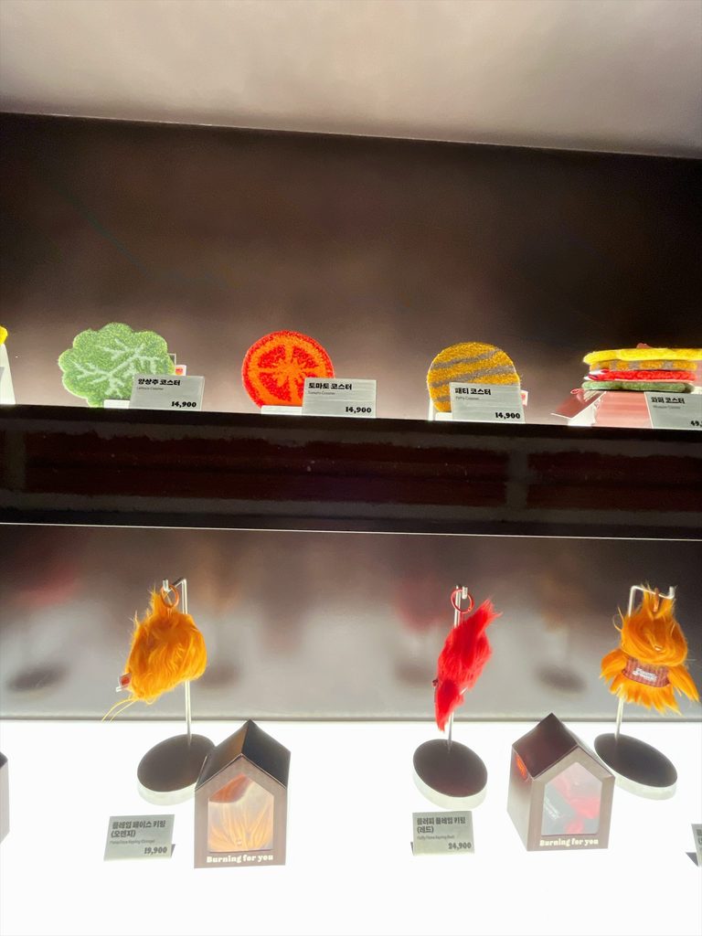 フレイムグラウンド 聖水店｜ワッパーの具材をかたどったコースターや炎のキーリングが並んでいます