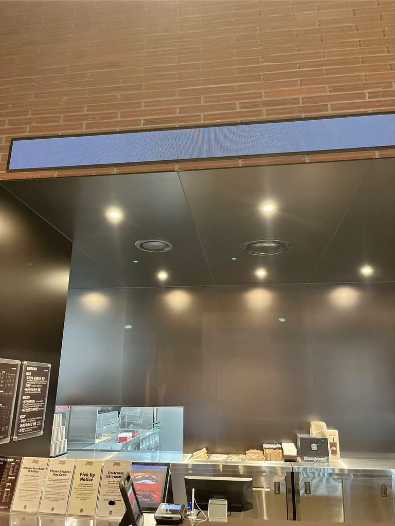 フレイムグラウンド 聖水店｜店内奥にある有人カウンターでも直接注文や相談をすることができます