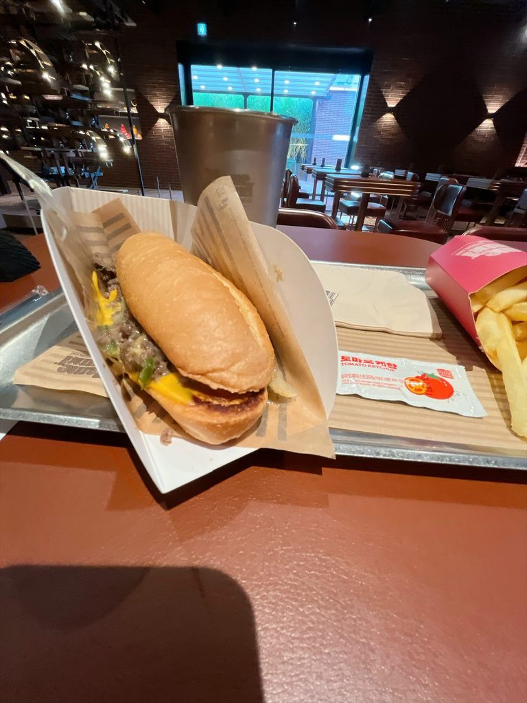 フレイムグラウンド 聖水店｜薄切りの牛肉とチーズがたっぷり重なったボリュームたっぷりのバーガーです