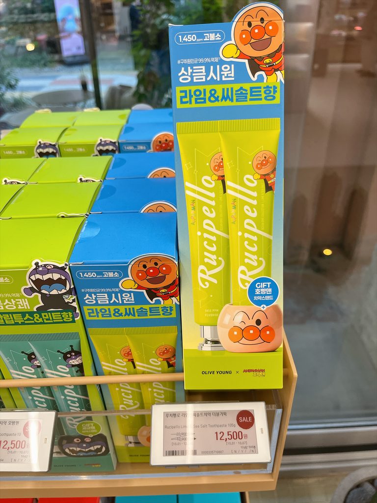 オリーブヤングアンパンマンコラボ｜ルチペロの歯ブラシスタンド付き限定セットが並んでいました