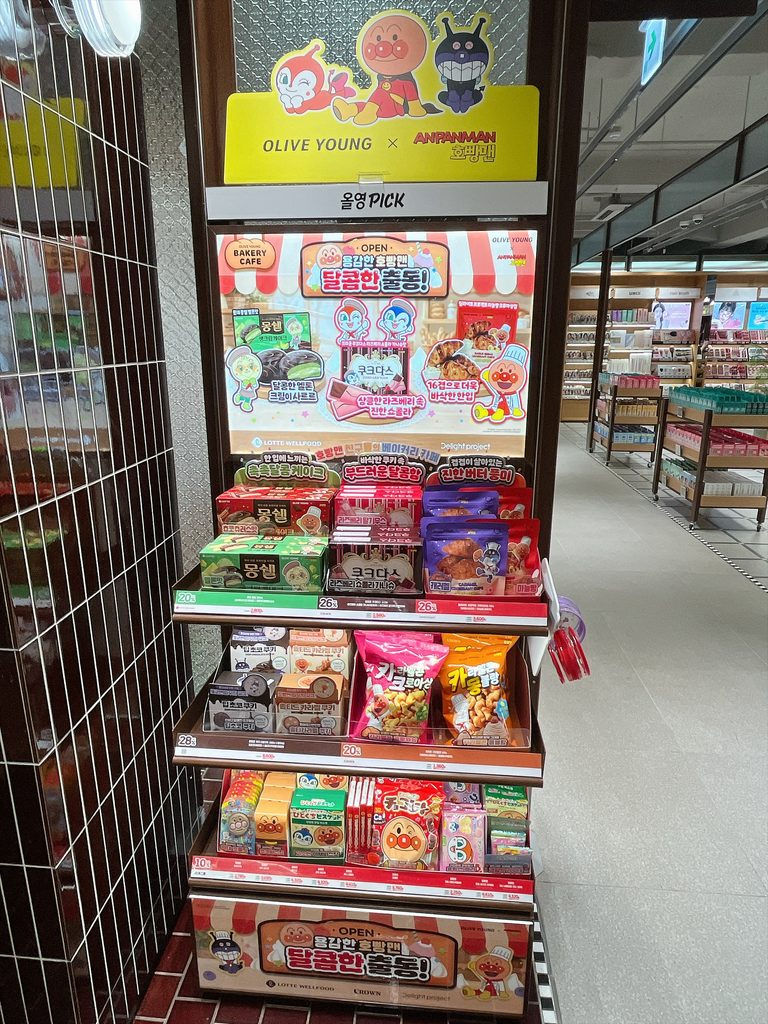 オリーブヤングアンパンマンコラボ｜専用の縦型スタンドにお菓子類がコンパクトにまとめられています