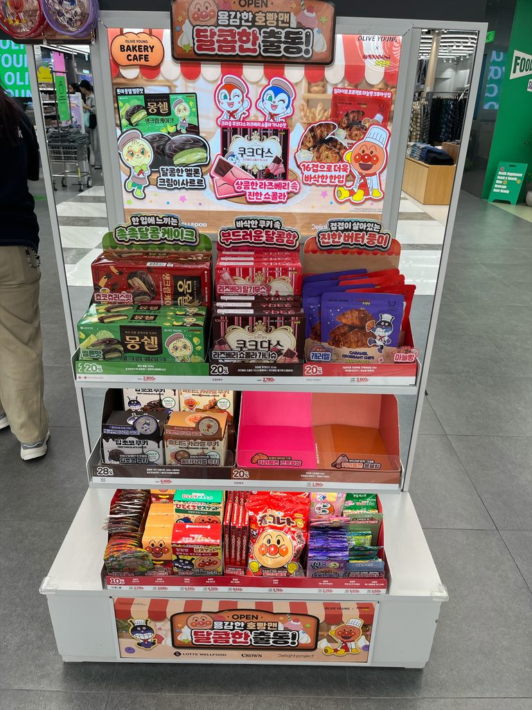 オリーブヤングアンパンマンコラボ｜人気のお菓子棚は品切れの商品も見受けられました