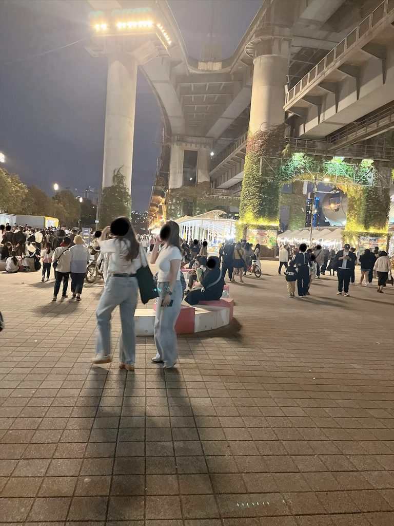 漢江ドローンライトショー｜2番出口を出たところですが、すでに多くの人で賑わっていました