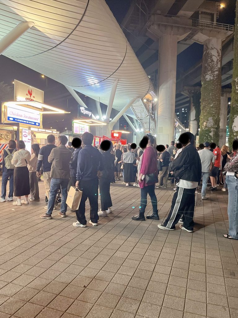 漢江ドローンライトショー｜駅近くのフードショップも多くの人で賑わってました