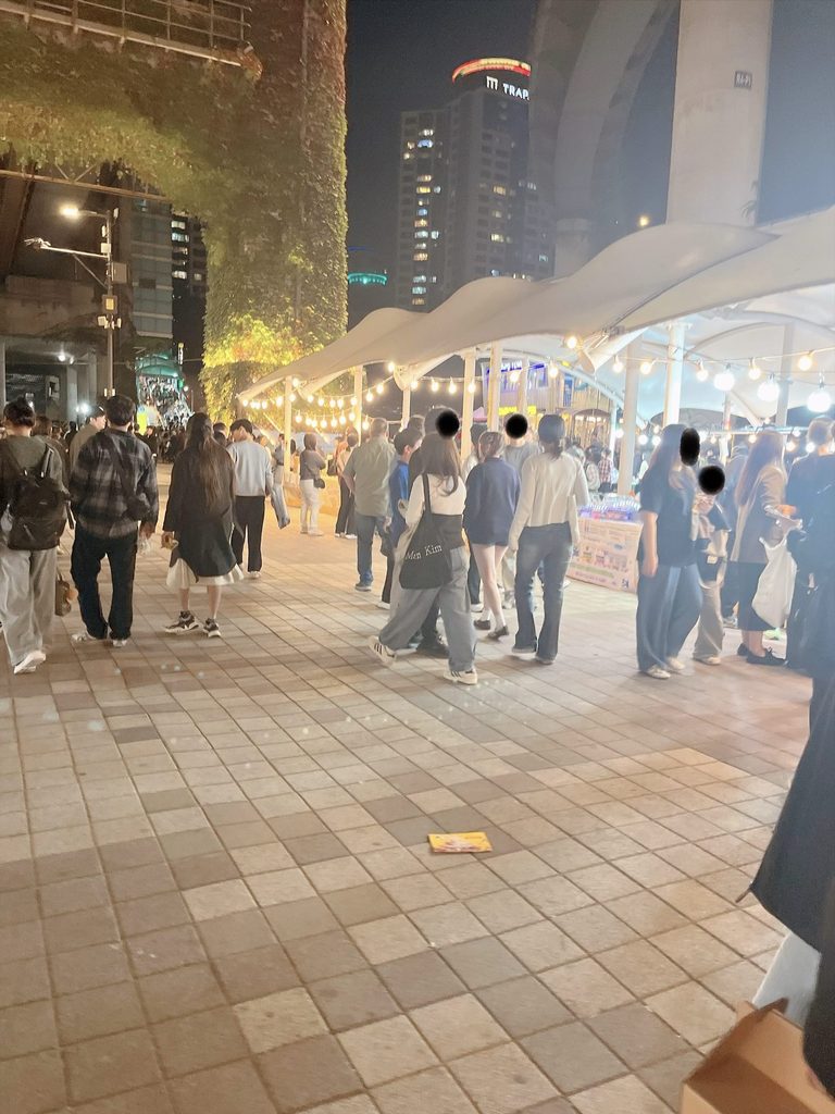 漢江ドローンライトショー｜ショーが終わった直後の駅に向かう人たちの光景