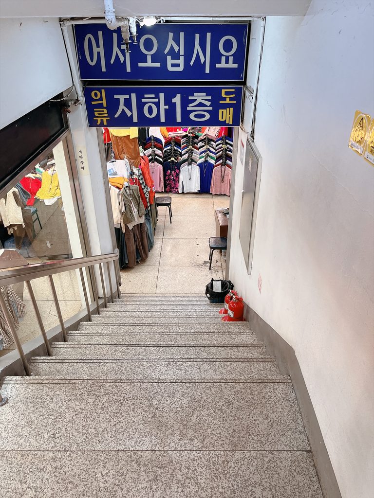 南大門市場玉の指輪ショッピング｜地下1階へ下りる階段です
