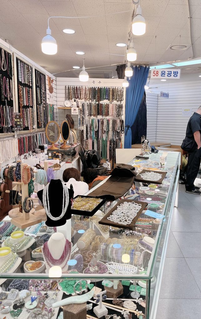南大門市場玉の指輪ショッピング｜「윤공방 / 58号」の華やかな店頭です