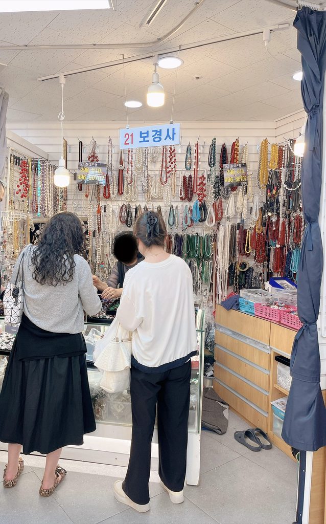 南大門市場玉の指輪ショッピング｜「보경사 / 21号」の店内の様子です
