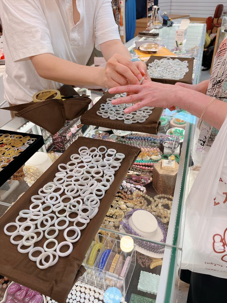 南大門市場玉の指輪ショッピング｜試着している様子です