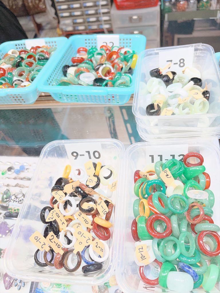 南大門市場玉の指輪ショッピング｜サイズごとにケースで分かれています