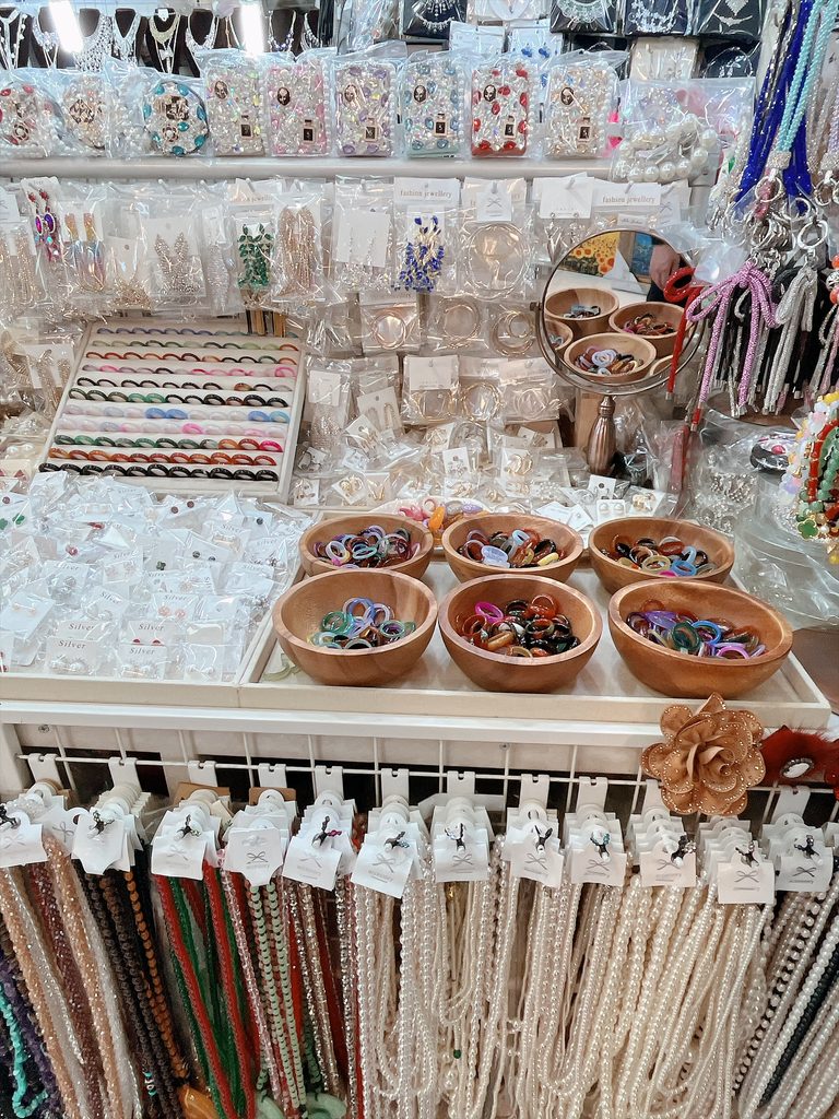 南大門市場玉の指輪ショッピング｜木製の器に分けられたカラフルな指輪です