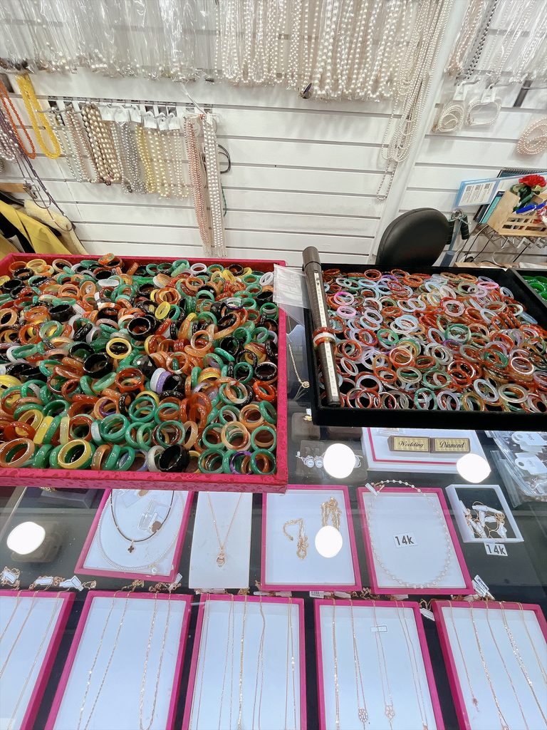 南大門市場玉の指輪ショッピング｜쓰리에스の店頭に広げられた指輪トレイです