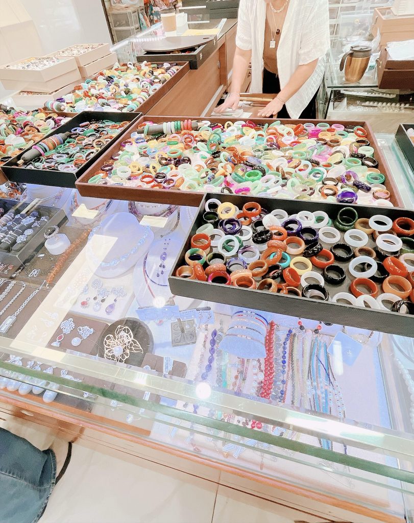 南大門市場玉の指輪ショッピング｜透明感のあるきれいな指輪が並ぶショーケースです