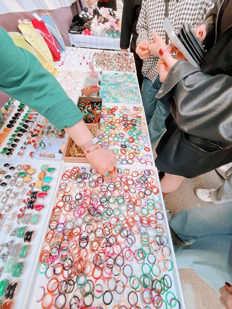南大門市場玉の指輪ショッピング｜南大門市場のジュエルパーク前に並ぶカラフルな玉の指輪