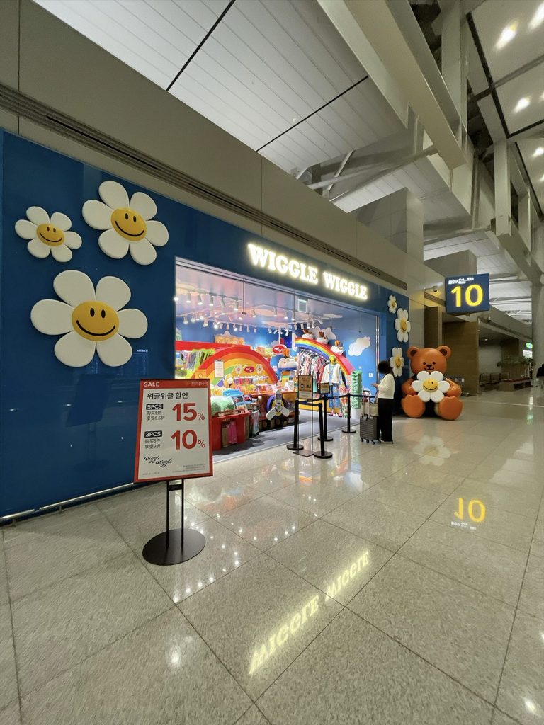 仁川国際空港 第1旅客ターミナル（T1）の免税エリア｜カラフルでポップな雑貨が揃うWIGGLE WIGGLEのショップです