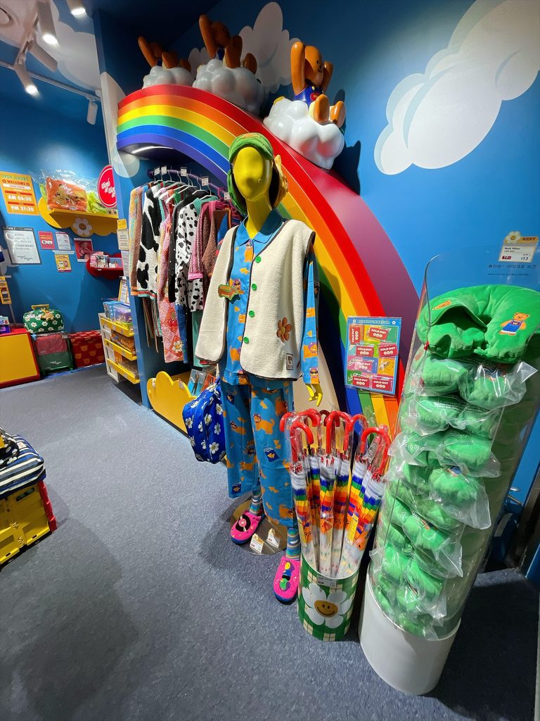 仁川国際空港 第1旅客ターミナル（T1）の免税エリア｜カラフルな店内にはかわいいアイテムがたくさん詰まっています