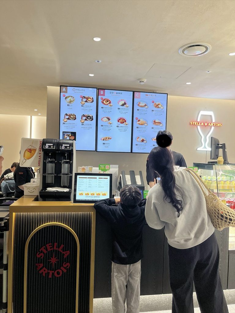仁川国際空港 第1旅客ターミナル（T1）の免税エリア｜わかりやすいメニューモニターが並ぶA〜Cエリアの注文カウンターです