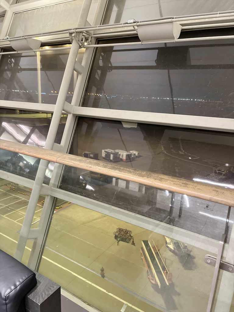 仁川国際空港 第1旅客ターミナル（T1）の免税エリア｜窓際の席からは空港の滑走路や作業車を眺めることができます