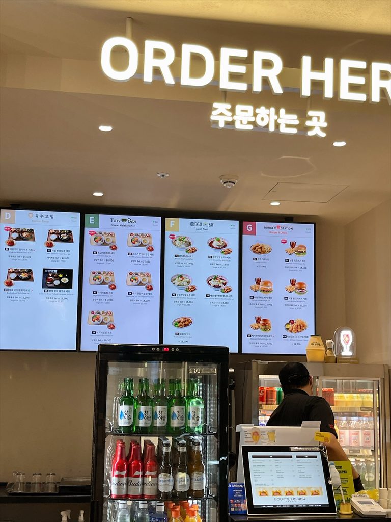 仁川国際空港 第1旅客ターミナル（T1）の免税エリア｜D〜Gエリアの注文カウンター前です