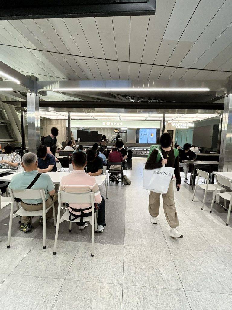 仁川国際空港 第1旅客ターミナル（T1）の免税エリア｜清潔感があって明るいイートインスペースの様子です
