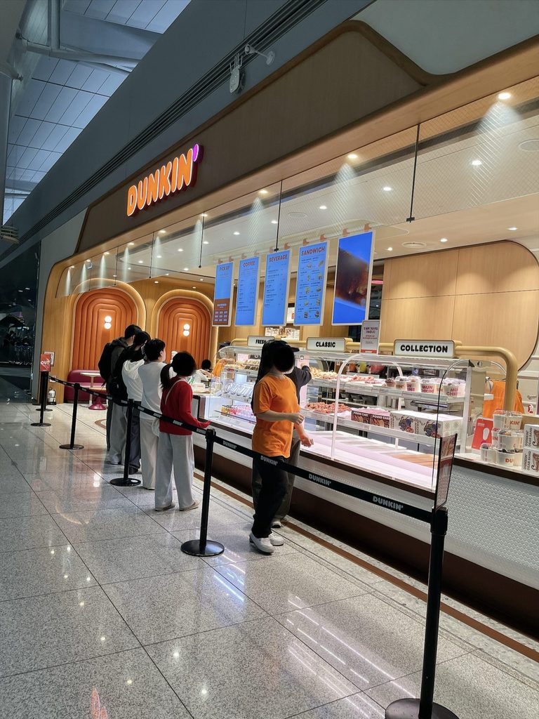 仁川国際空港 第1旅客ターミナル（T1）の免税エリア｜ドーナツや軽食メニューが豊富なダンキンドーナツです