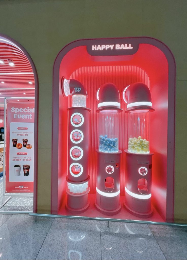 仁川国際空港 第1旅客ターミナル（T1）の免税エリア｜店内にはガチャガチャ（HAPPY BALL）があります