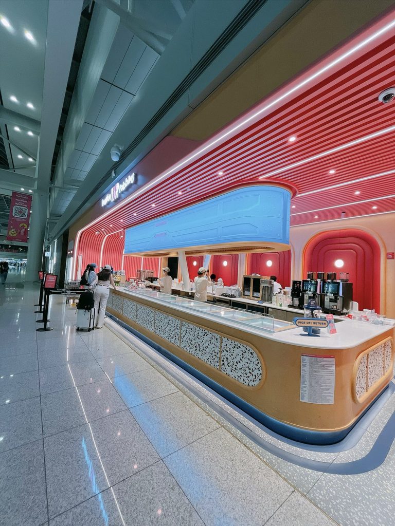 仁川国際空港 第1旅客ターミナル（T1）の免税エリア｜ピンクのキュートな外観が目印のバスキン・ロビンスです