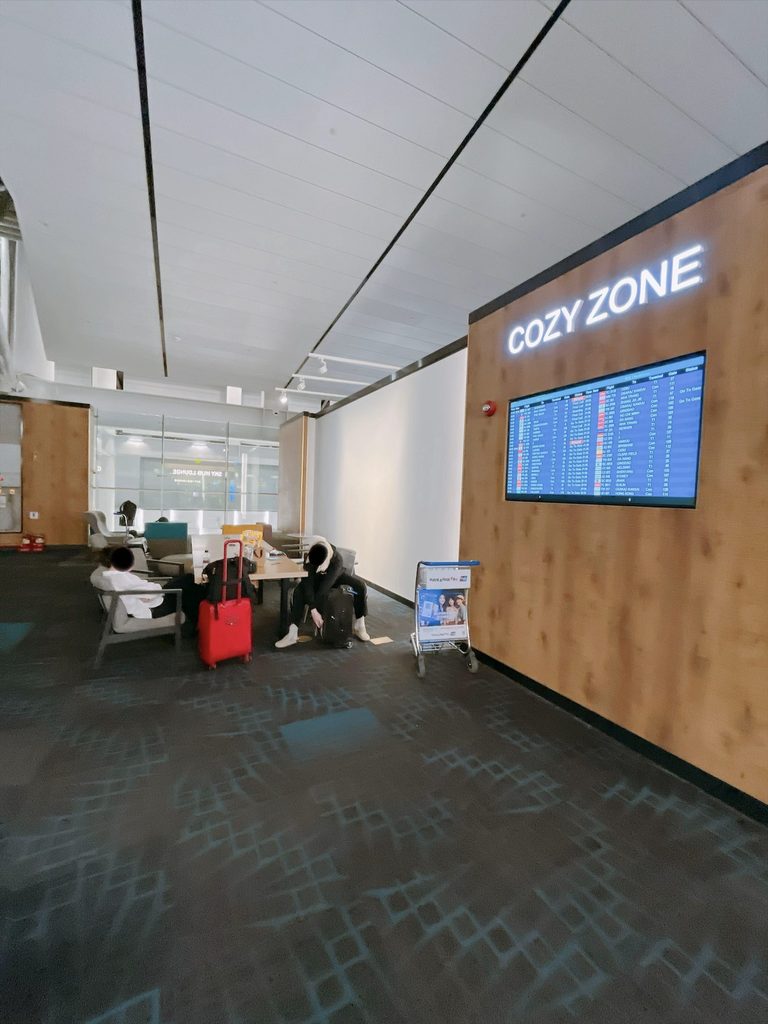 仁川国際空港 第1旅客ターミナル（T1）の免税エリア｜充電設備も充実した快適なCOZY ZONEのソファースペースです