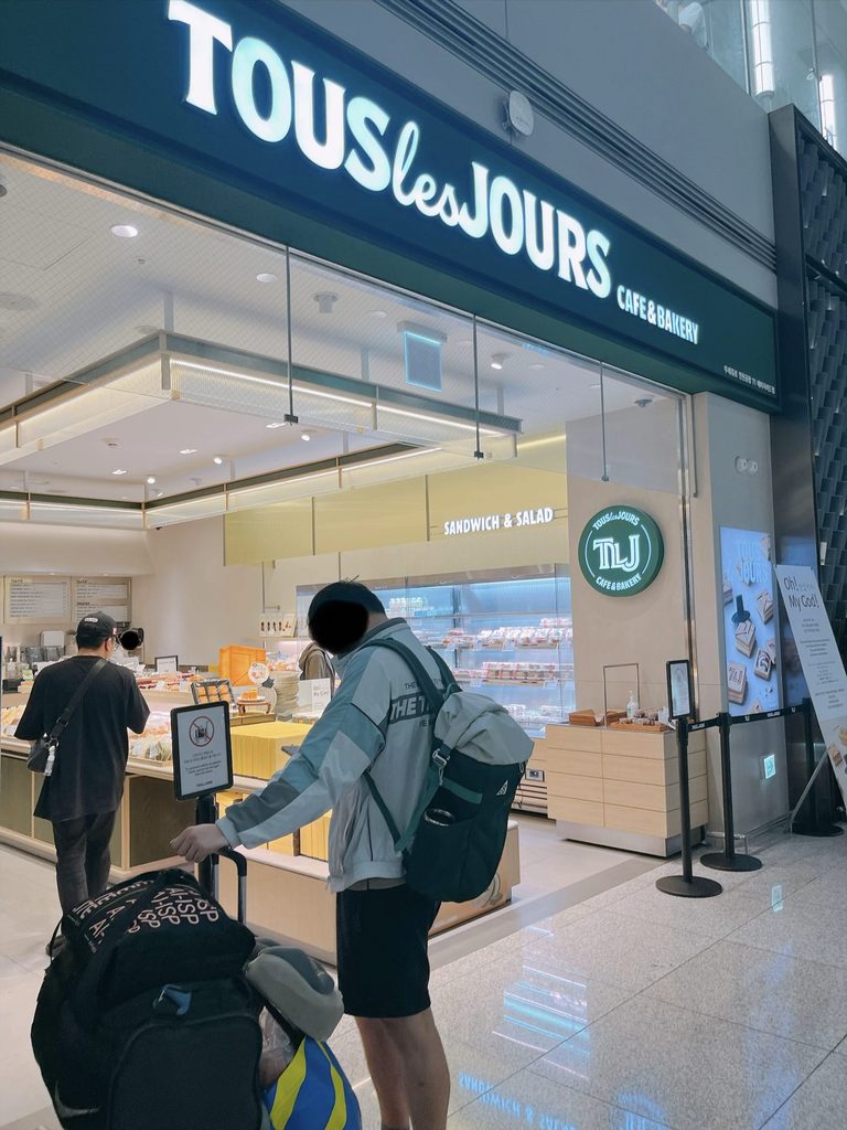 仁川国際空港 第1旅客ターミナル（T1）の免税エリア｜気軽に立ち寄れるベーカリーカフェ「トゥレジュール」です