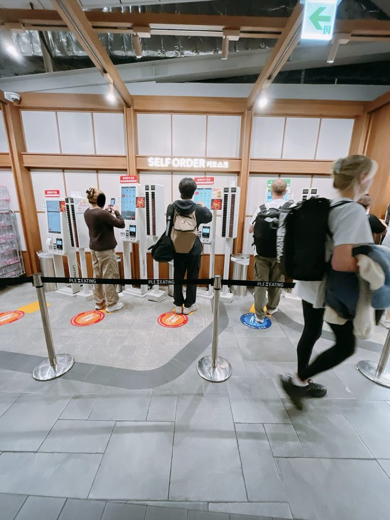 仁川国際空港 第1旅客ターミナル（T1）の免税エリア｜カード決済がスムーズに行えるキオスク端末コーナーです