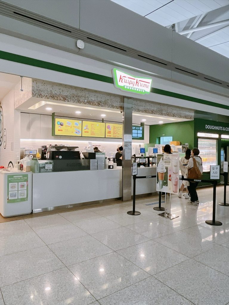 仁川国際空港 第1旅客ターミナル（T1）の免税エリア｜ミルクシェイクやソフトクリームもあるクリスピークリームドーナツです