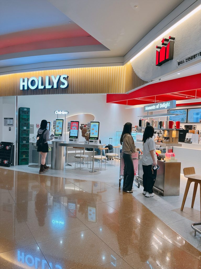仁川国際空港 第1旅客ターミナル（T1）の免税エリア｜オリジナルタンブラーも並ぶ「HOLLYS（ハリス）」の店舗です