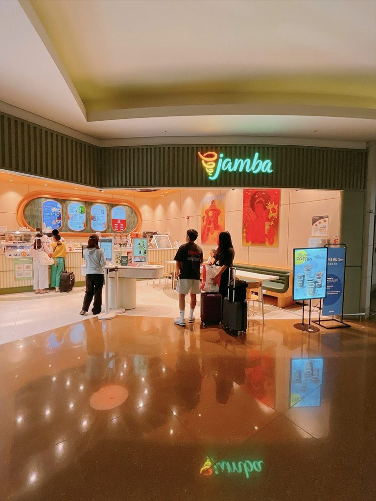 仁川国際空港 第1旅客ターミナル（T1）の免税エリア｜イートインスペースも完備されたスムージー専門店「jamba」です