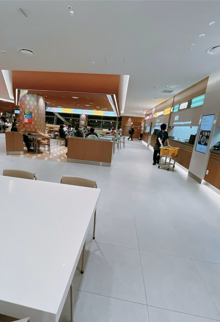 仁川国際空港 第1旅客ターミナル（T1）の免税エリア｜広々としていて明るく落ち着けるイートインスペースです