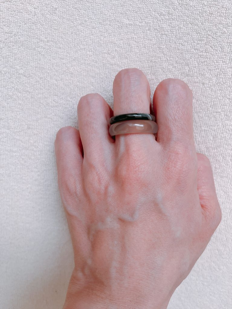 南大門市場玉の指輪ショッピング｜太さの異なる指輪の重ね付けコーディネートです